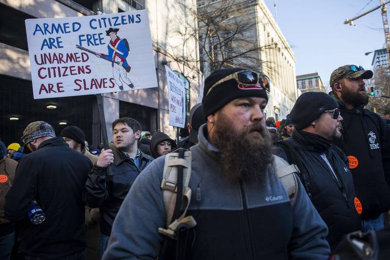 "Cidadãos armados são livres; cidadãos desarmados são escravos", diz cartaz exibido no protesto