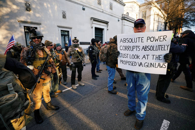 Homem questiona o poder do governo em restringir seu acesso às armas