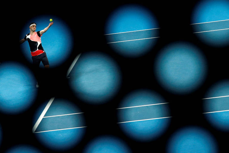 Grigor Dimitrov se prepara para sacar durante seu jogo de estreia no Australian Open