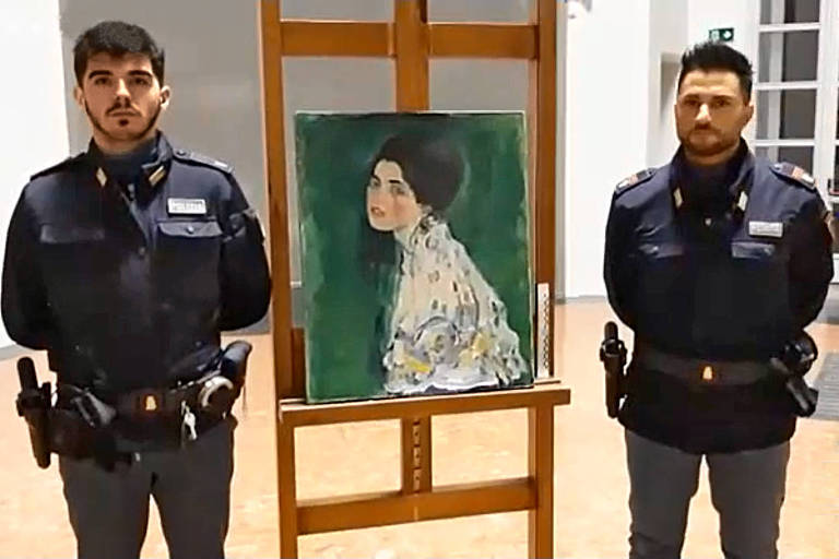 Polícia ao lado do quadro "Retrato de uma dama", desaparecido em 1997 e reencontrado em 2019