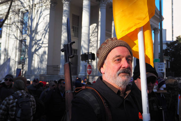 "Não é porque eles ganharam a maioria legislativa que agora podem passar leis inconstitucionais", diz Phil Hart, 61, sorrindo, com seu fuzil M1 Garand de 1942
