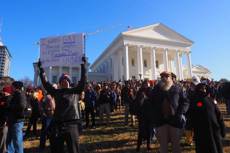 "Quero que os casais de gays casados protejam suas plantas de maconha com suas armas", diz este cartaz, que destoa dos demais no protesto