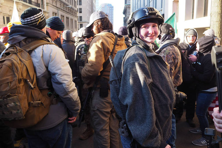 Anna-Marie Lewis, 22, rara mulher com arma no protesto, exibe seu fuzil AR-15