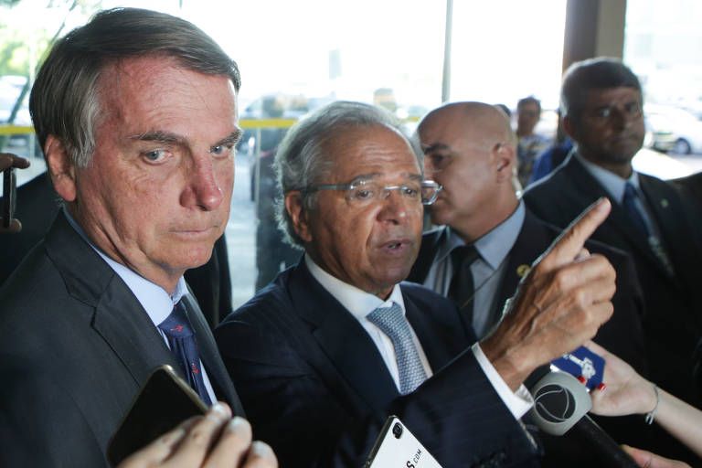 Jair Bolsonaro em entrevista coletiva, com o ministro da Economia, Paulo Guedes, após reunião na qual tratou do aumento do salário mínimo para R$ 1.045