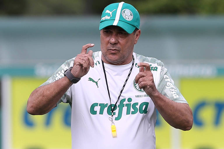 Treinador Wanderley Luxemburgo orienta o treino do Palmeiras