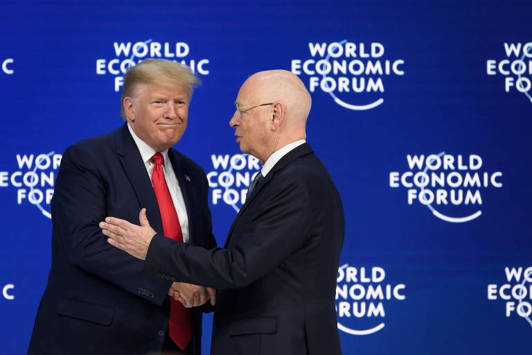Donald Trump cumprimenta o fundador do Fórum de Davos, Klaus Schwab