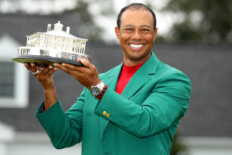 Tiger Woods com o troféu do Masters, conquistado por ele pela quinta vez na carreira em 2019