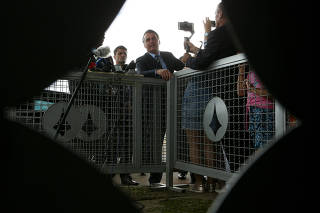 Bolsonaro fala com jornalistas na entrada do Palácio da Alvorada, em Brasília (DF)