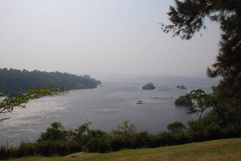 Rio Nilo deixa o lago Vitória e inicia seu curso, em Jinja, em Uganda