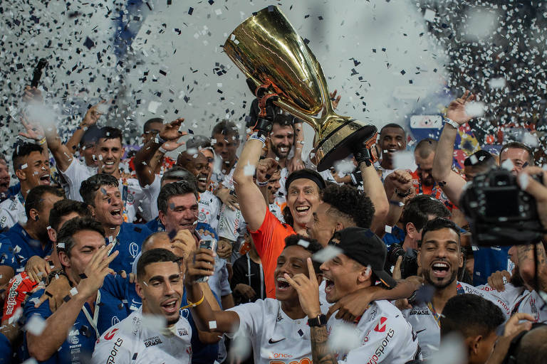 Jogadores do Corinthians comemoram a conquista do Paulista de 2019, o tricampeonato seguido do clube