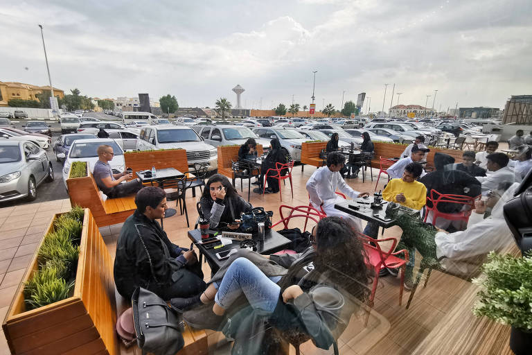 Mulheres e homens se sentam lado a lado em cafés na Arábia Saudita