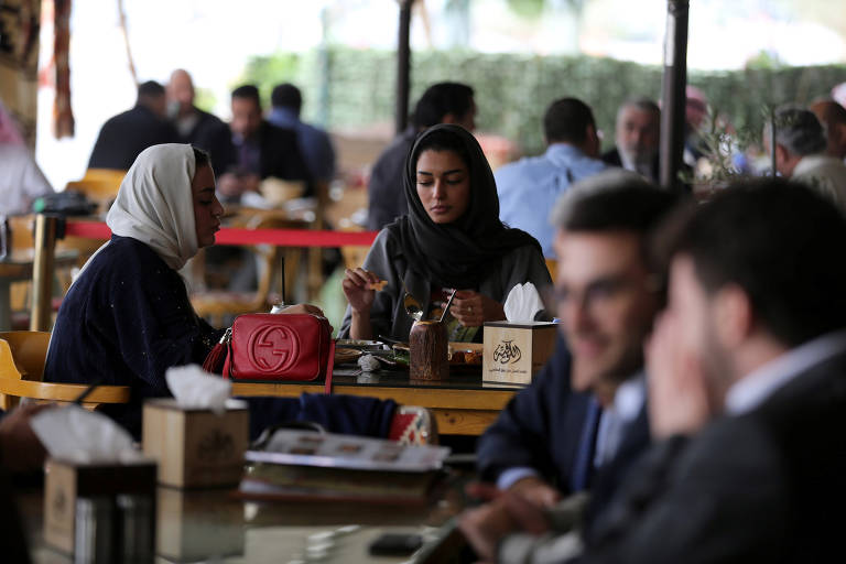Cafés revolucionam Arábia Saudita ao permitir convívio entres mulheres e homens