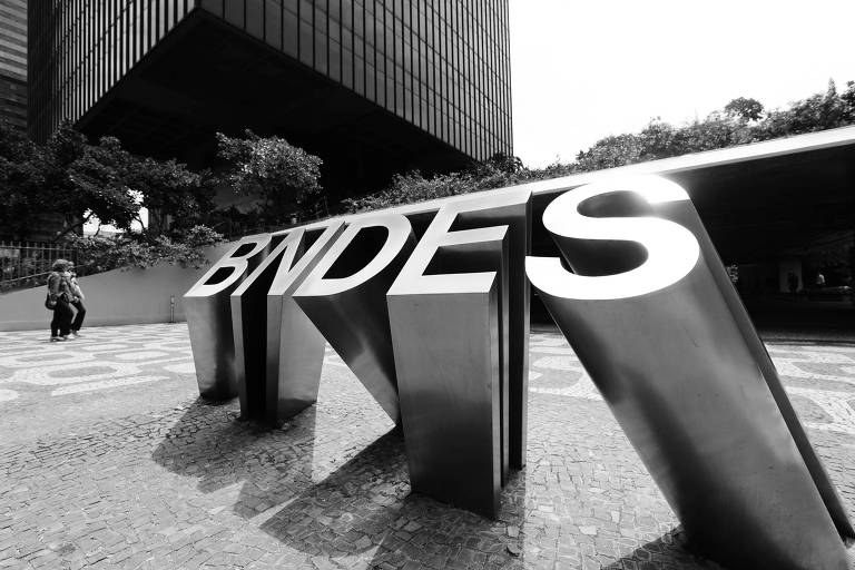 Funcionários do BNDES vão à Justiça contra venda de ações na Eletrobras