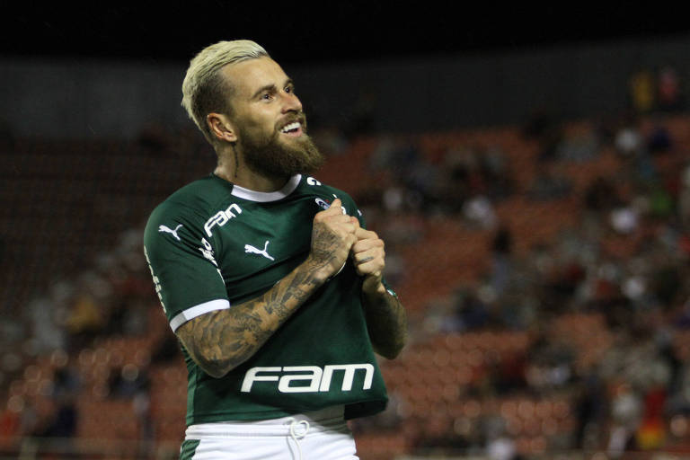 Lucas Lima comemora o segundo gol do Palmeiras sobre o Ituano no estádio Novelli Junior, em Itu, pela primeira rodada do Campeonato Paulista