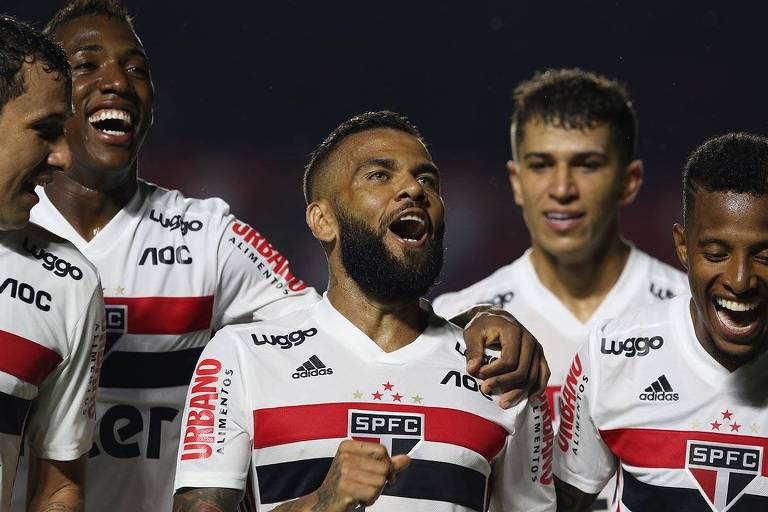 Jogadores do São Paulo comemoram o segundo gol