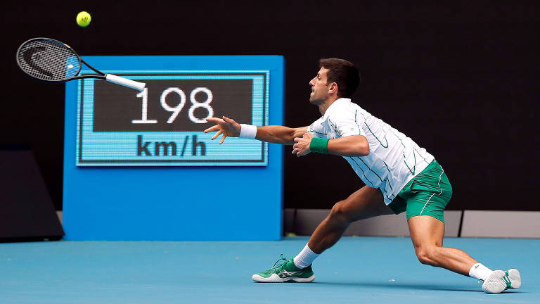 Novak Djokovic deixa raquete escapar em seu segundo jogo no Australian Open