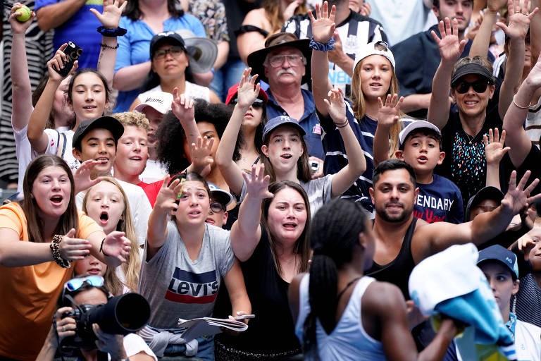 Coco Gauff, adolescente de 15 anos, atende fãs após vencer seu jogo de segunda rodada no Australian Open
