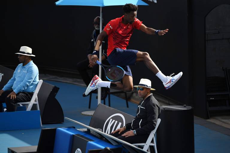 Gael Monfils pula para fora da quadra do Australian Open durante partida da segunda rodada