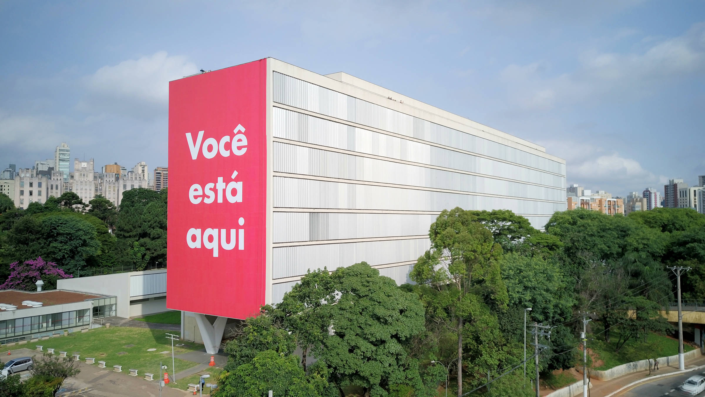 Tadeu Jungle transforma palavras em imagens em exposição de suas obras