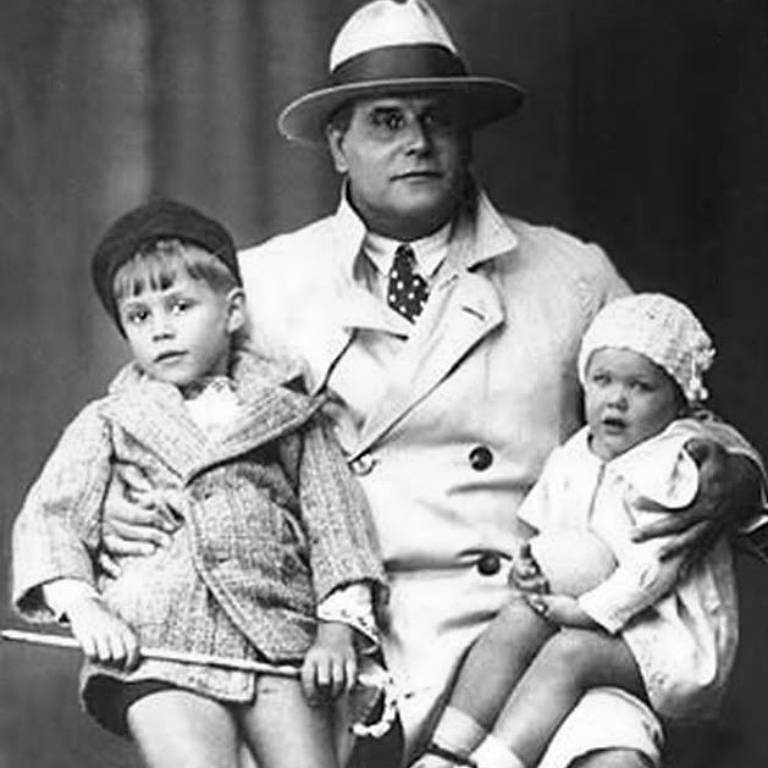 Antonio Carlos Jobim, aos seis anos e a irmã Helena Isaura Jobim, aos dois anos, no colo do pai Jorge de Oliveira Jobim.