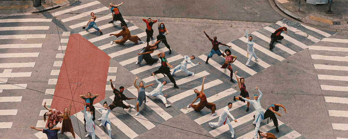 São Paulo, SP, Brasil, 21-01-2020: Capa Guia Folha. Balé da Cidade de São Paulo em cruzamento em frente ao Theatro Municipal. O grupo se apresenta na programação do aniversário de São Paulo com um espetáculo baseado na obra de Tarsila do Amaral. (foto Gabriel Cabral/Folhapress)