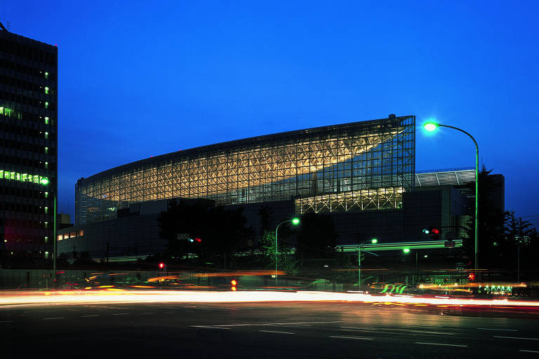 Localizado em uma das áreas mais movimentadas de Tóquio e cercado por estações de metrô e trem, o Fórum Internacional tinha uma necessidade: acomodar um intenso tráfego de pedestres. Desenhado pelo uruguaio Rafael Biñoly, o espaço tem uma estrutura alta e de vidro curvo, o Glass Hall, e quatro grandes áreas de convenção. Entre elas, existe um enorme calçadão aberto. Nos Jogos, um dos muitos salões do local, com capacidade para 5.000 pessoas, receberá o levantamento de peso