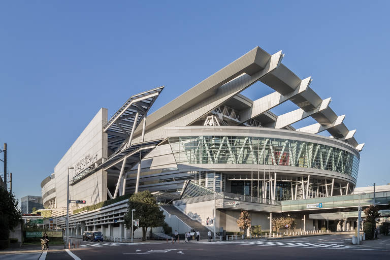 Apesar do arrojado design exterior, o mais impressionante da Saitama Super Arena é a capacidade de transformar seu interior. Projetado pelo escritório do arquiteto Dan Meis, o local tem arquibancadas móveis e pode mudar de um estádio de 35 mil lugares para um teatro de 22 mil assentos, com uma sala de concertos para 5.000 pessoas, em 20 minutos. Inaugurado em 2000, receberá o basquete nos Jogos