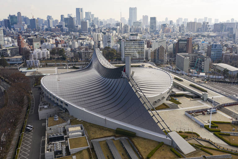 Projetado por Kenzo Tange para os Jogos de 1964, o estádio Yoyogi atrela a estética de seu autor com a arquitetura tradicional japonesa. De sua espinha dorsal de cabos de aço escorre um teto curvo, que lembra uma concha ou a cobertura de templos nipônicos. O local se tornou uma das obras de referência do autor e receberá o handebol, o badminton paraolímpico e o rúgbi em cadeira de rodas