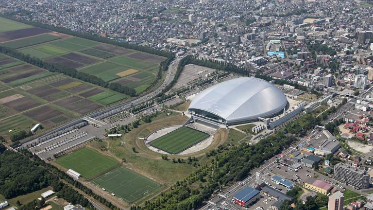 Projetado pelo grupo de arquitetos de Hiroshi Hara, o Sapporo Dome é híbrido, tem um campo de beisebol e um de futebol, que fica do lado de fora da arena. Arquibancadas móveis se abrem como uma porta, criando o vão por onde passa o gramado de futebol, quando este precisa ser utilizado. Assim, além de poder receber dois esportes, o estádio, que é totalmente coberto, possibilita que a grama receba luz natural. Em Tóquio-2020, sediará ambas as modalidades