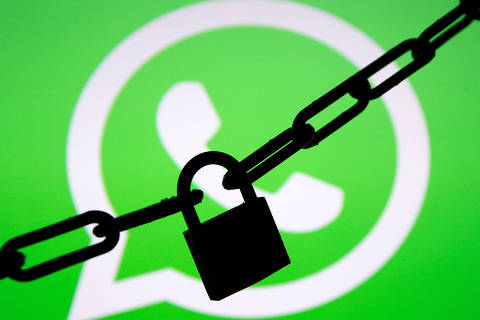 FILE PHOTO: A photo illustration shows a chain and a padlock in front of a displayed Whatsapp logo January 13, 2017. REUTERS/Dado Ruvic/Illustration/File Photo ORG XMIT: FW1