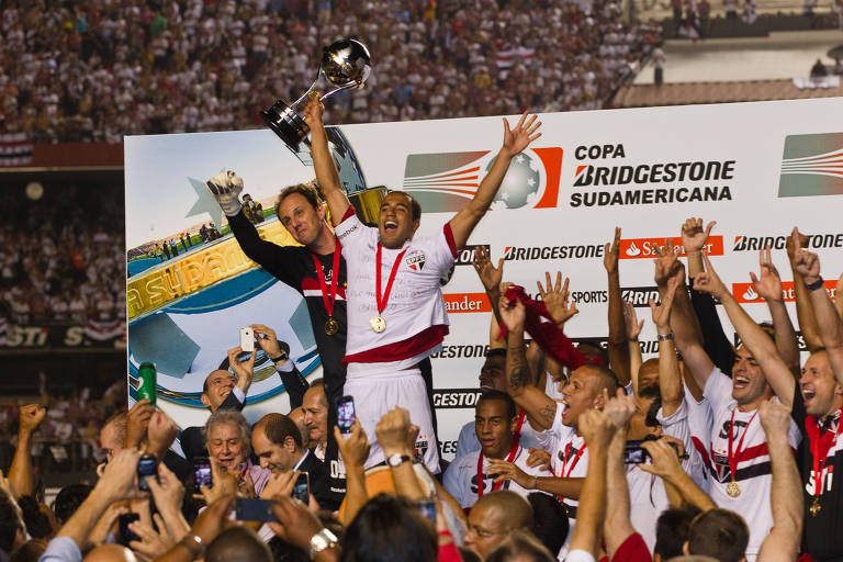 Rogério Ceni e Lucas levantam juntos a taça da Copa Sul-Americana em meio a confetes e rodeados por jogadores, comissão técnica e torcida, que lotaram o Morumbi e celebram a conquista.