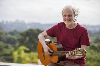 O compositor paulistano Eduardo Gudin na praça Pôr do Sol, na zona oeste de SP