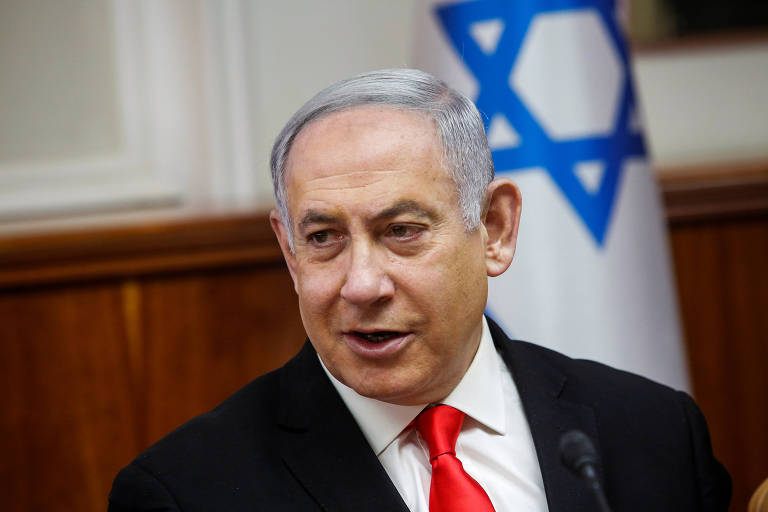 primeiro-ministro de Israel, Binyamin Netanyahu, com bandeira de Israel atrás 