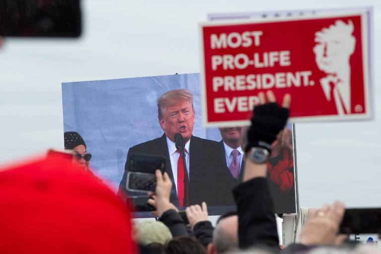 Manifestantes contrários ao aborto durante discurso do ex-presidente dos EUA Donald Trump na Marcha para Vida, em Washington