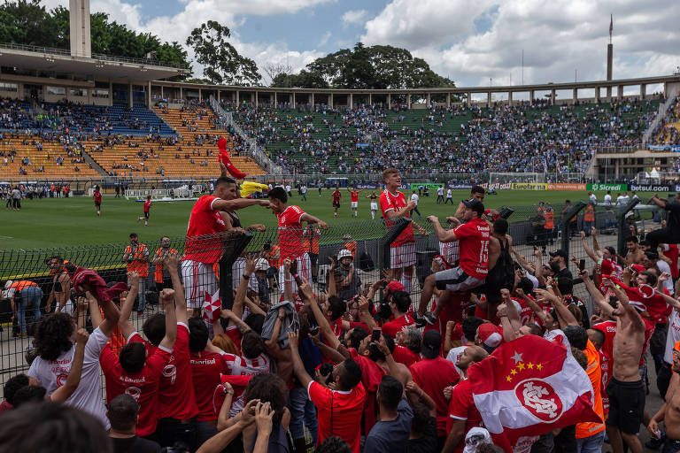 Jogadores do Internacional comemoram título da Copa São Paulo junto com a torcida no estádio do Pacaembu