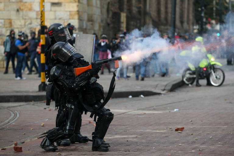 Em Bogotá, polícia reprime protesto contra governo de Iván Duque