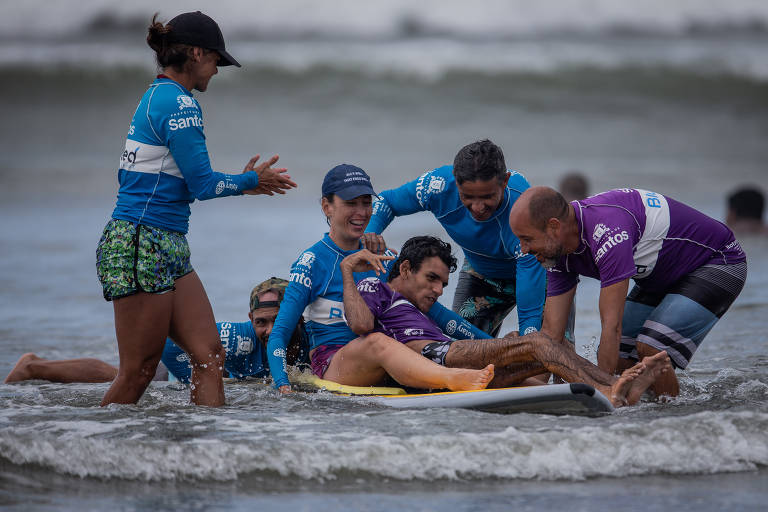 Berço do surfe, Santos usa o esporte para transformar vida de idosos e  pessoas com deficiência