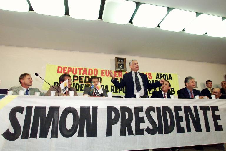 Pedro Simon durante discurso na reunião da ala do PMDB que queria que fosse candidato do partido a presidente, em 2002