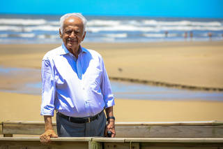 O ex-senador e ex-governador Pedro Simon, em praia de Xangri-lá, no litoral gaúcho