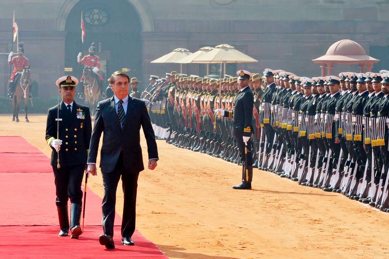 Integrante da comitiva que acompanha Jair Bolsonaro na visita à Índia, o deputado Eduardo Bolsonaro afirmou, no sábado (25), que a isenção de visto tanto para indianos quanto para chineses entrarem no Brasil promessas do presidente ainda está em estudo e não há prazo para ser concretizada. A Índia fez grande pressão, mas a Folha antecipou que seria divulgado apenas um mecanismo para facilitar o processo de visto