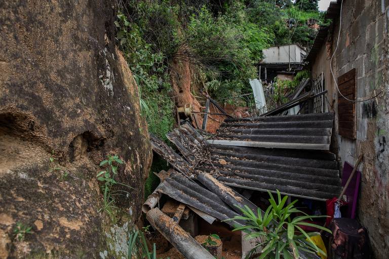 Chuva em MG deixa mortos e casas destruídas