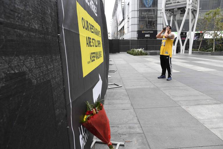 Fãs homenageiam Kobe Bryant