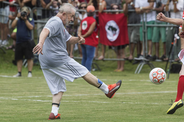 O ex-presidente Lula após sair da prisão