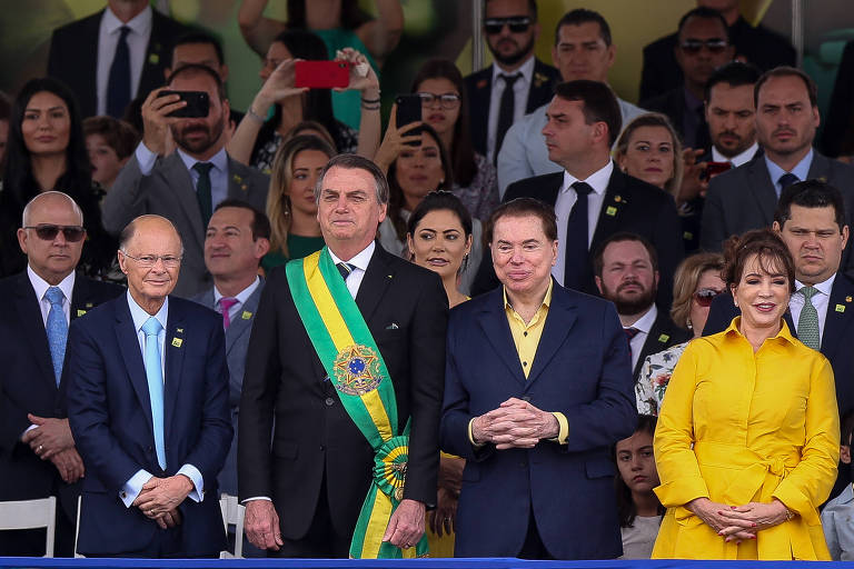 Bolsonaro ao lado de Edir Macedo, dono da Record (à esq.), e Silvio Santos, do SBT, durante desfile do Sete de Setembro em Brasília