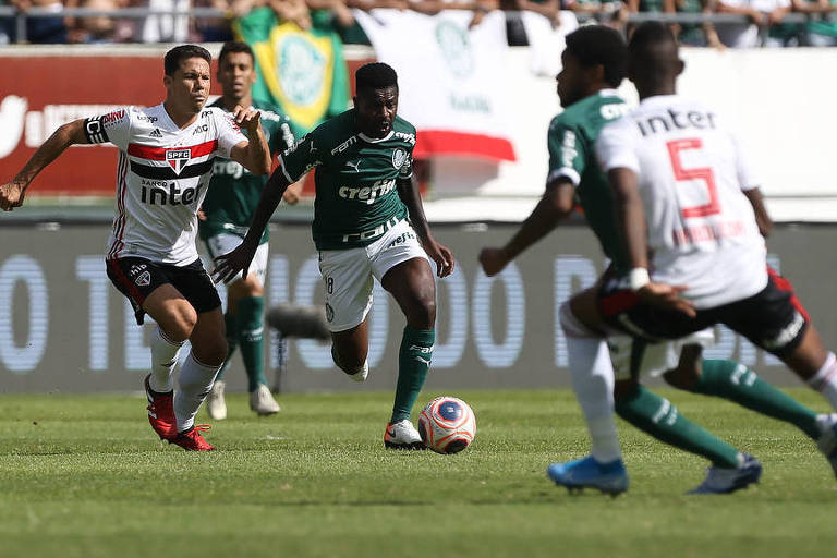 Ramires, do Palmeiras, disputa bola com Hernanes, do São Paulo, em jogo do Paulista