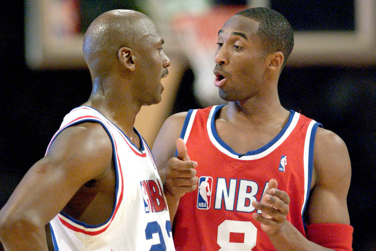 Michael Jordan, à esquerda, e Kobe Bryant conversam durante jogo das estrelas da NBA em 2003