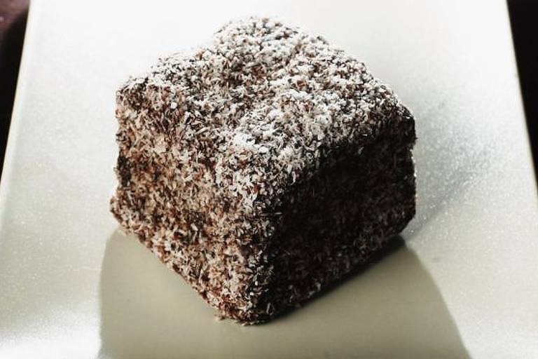Participantes comiam 'lamingtons', bolo típico feito de massa de pão de ló coberto de calda de chocolate e coco seco