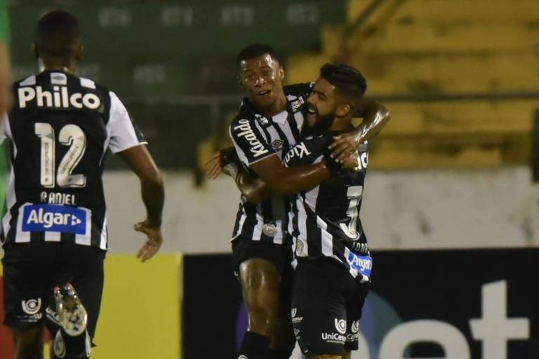 Arthur Gomes, Felipe Jonatan e Raniel comemoram gol do Santos na vitória sobre o Guarani por 2 a 1, no Brinco de Ouro da Princesa, pela segunda rodada do Paulista