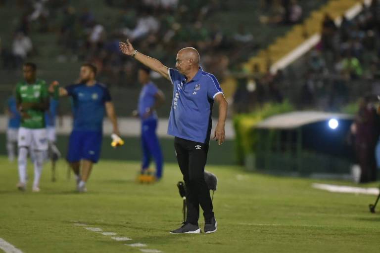 O treinador Jesualdo Ferreira orienta o Santos contra o Guarani pelo Paulistão