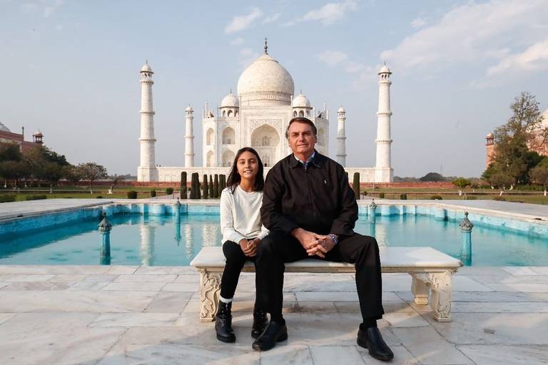 O presidente Jair Bolsonaro ao lado da filha Laura, com o Taj Mahal ao fundo ORG XMIT: 1P9xSMVpmdsbyXDYN37C